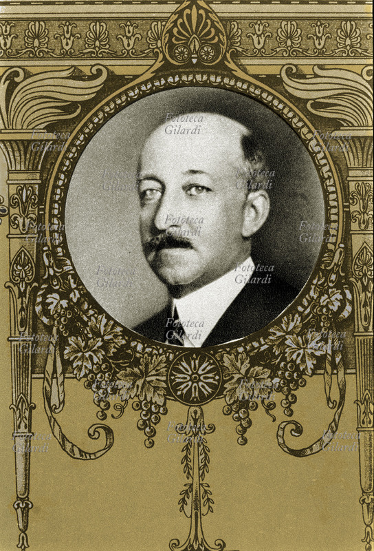 STORIA INDUSTRIA ALIMENTARE Alberto Marone (1871 - 30 aprile 1945), proveniente da una agiata famiglia meridionale, unì il suo nome a quello della moglie Paolina Cinzano, ultima della prestigiosa famiglia storicamente legata alla produzione di vini e spumanti italiani. I loro figli mantennero il doppio cognome Marone Cinzano, e il primogenito Enrico Eugenio ricevette nel 1940 il titolo di Conte. Ritratto fotografico in cornice grafica, Italia 1893.