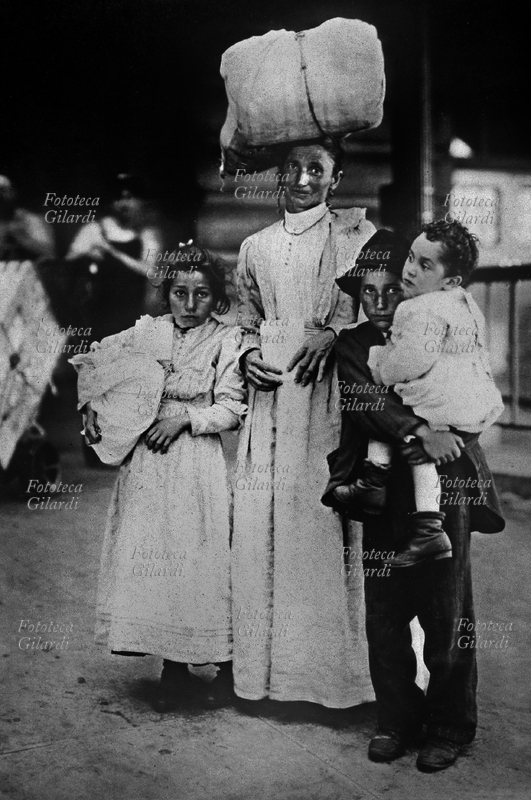 EMIGRAZIONE Famiglia italiana appena arrivata a Ellis Island, dal 1892 al 1954 il principale punto d\