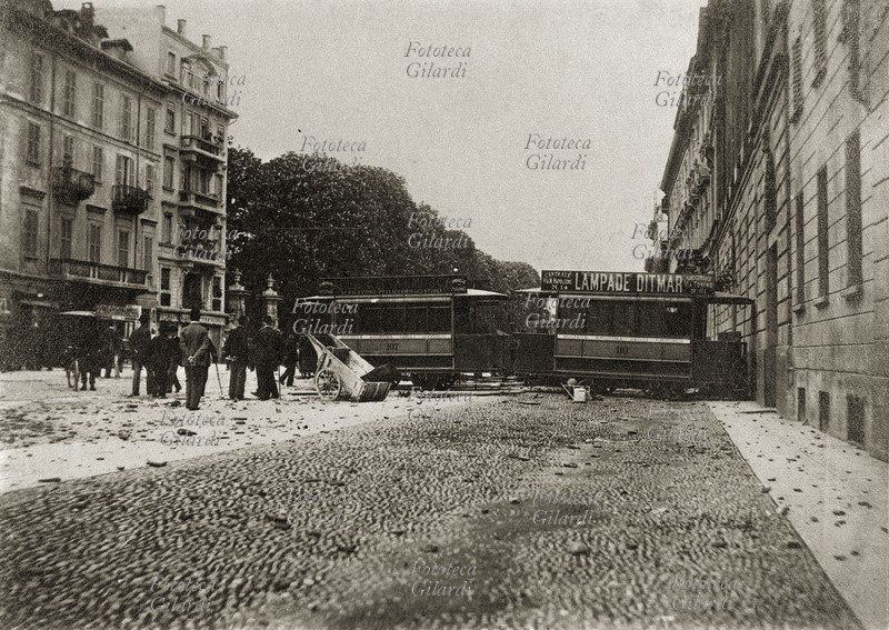 MOTI DI MILANO Porta Venezia: la strada ostruita dai tram usati come barricate. Milano, 1898