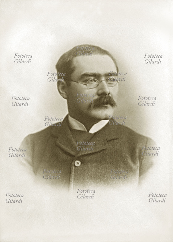 Rudyard KIPLING (30 dicembre 1865 – 18 gennaio 1936), scrittore, poeta e giornalista britannico nato a Bombay in India, da genitori inglesi; nel 1907 gli fu conferito il premio Nobel alla letteratura. Ritratto fotografico, Regno Unito 1899.