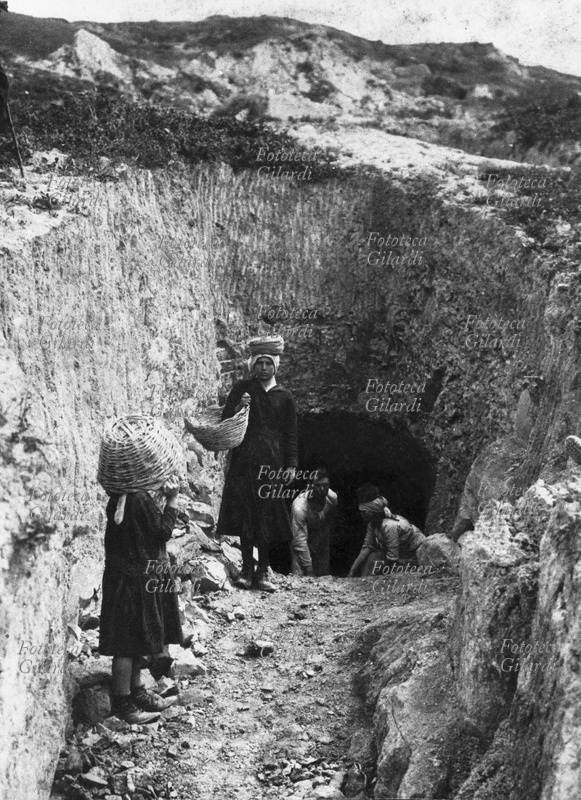 MINIERA Donne impiegate in una miniera dell\