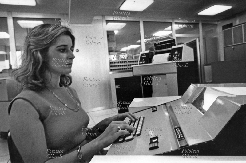 LAVORO TERZIARIO Impiegata della Banca Alto Milanese al lavoro su calcolatori elettronici UNIVAC. L\