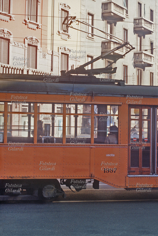 MILANO Dettaglio centrale di un tram con il troller, tramite cui si alimenta di energia elettrica. Milano, 1989