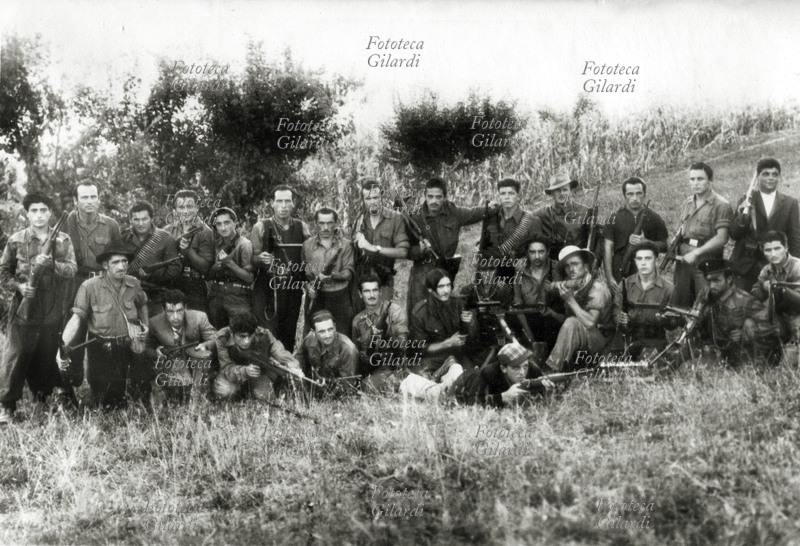 RESISTANCE Group of partisans in Valley of Aosta. Photography memory: ogniuno it rests with own weapons. Italy, 1944