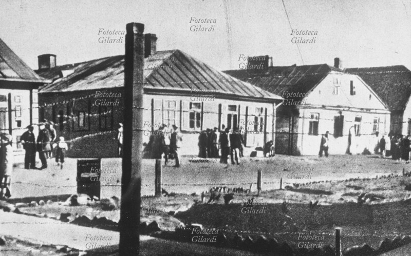 NAZISMO Veduta generale del ghetto di Miedzyrzec-Podlasky, animata di presenze umane, prima della \