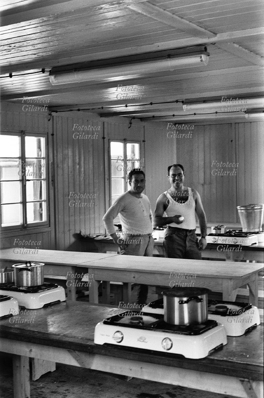 EMIGRAZIONE Italia Germania. Due italiani nel locale mensa aspettano che l\