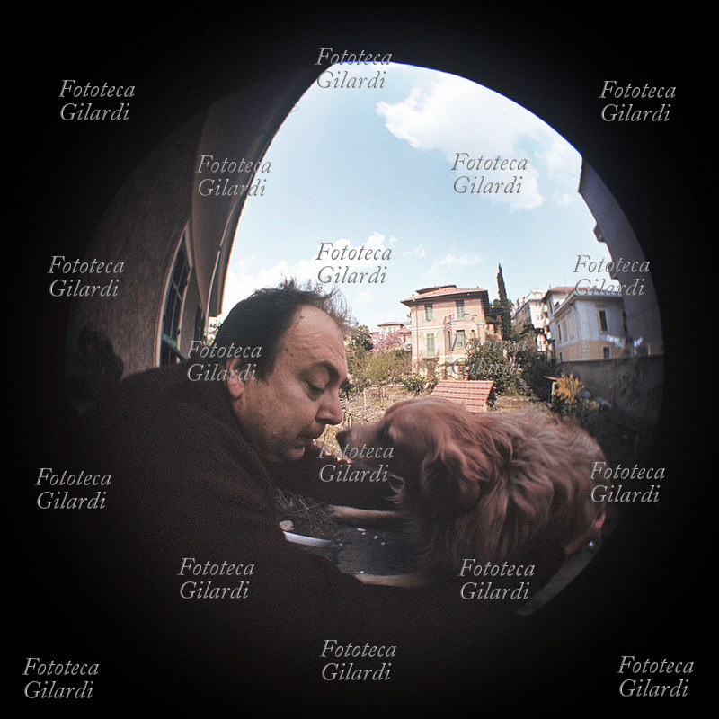 Ando GILARDI (8 giugno 1921 - 3 marzo 2012) ritratto con il cagnolino Amì. Fotografia di Luciana Barbarino, Roma 1965