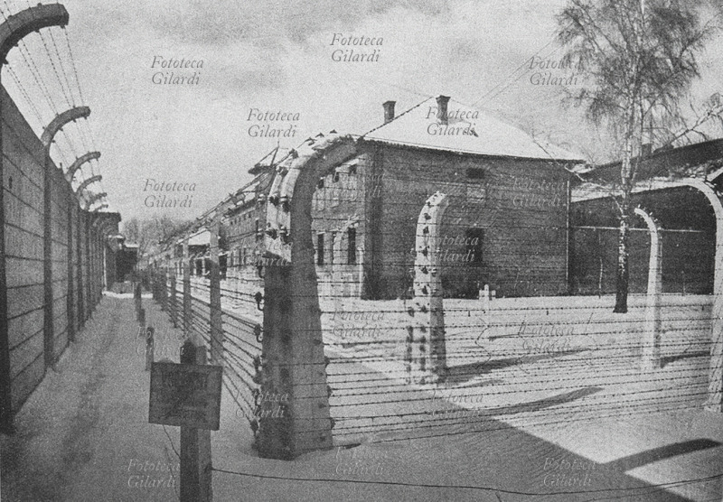 NAZISMO Veduta del campo di sterminio di Auschwitz con le recinzioni multiple elettrificate. Polonia 1943.