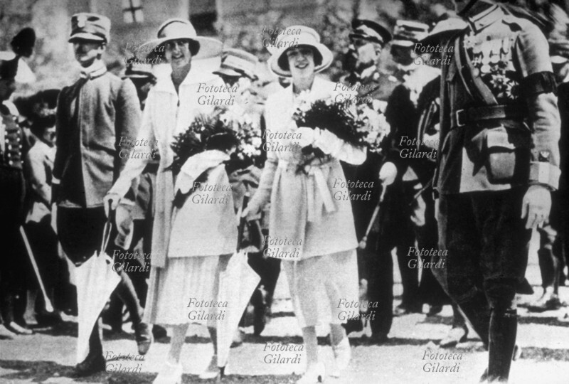 SAVOIA I tre figli maggiori di re Vittorio Emanuele III ad una cerimonia a Roma. Da sinistra: Umberto (15 settembre 1904 – 18 marzo 1983) Principe di Piemonte, Iolanda (1° giugno 1901 – 16 ottobre 1986) e Mafalda (19 novembre 1902 – 28 agosto 1944). Italia, 1920.
