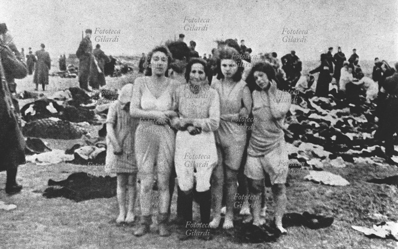 SHOAH Donne ebree costrette a spogliarsi prima dell\
