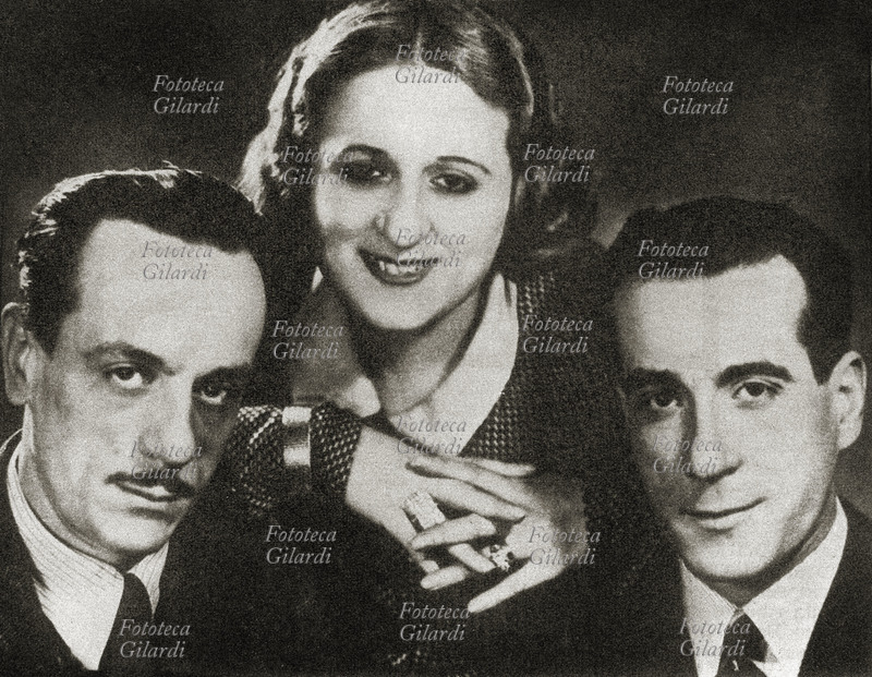 TEATRO I fratelli Eduardo (1900-1984), Titina (1898-1963) e Peppino De Filippo (1903-1980) in una foto di gruppo che li ritrae in primo piano, del periodo in cui recitavano insieme nella Compagnia del Teatro Umoristico. Italia, 1932