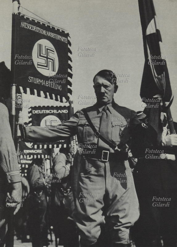 Adolf HITLER (20 aprile 1889 – 30 aprile 1945) sostiene uno stendardo all\
