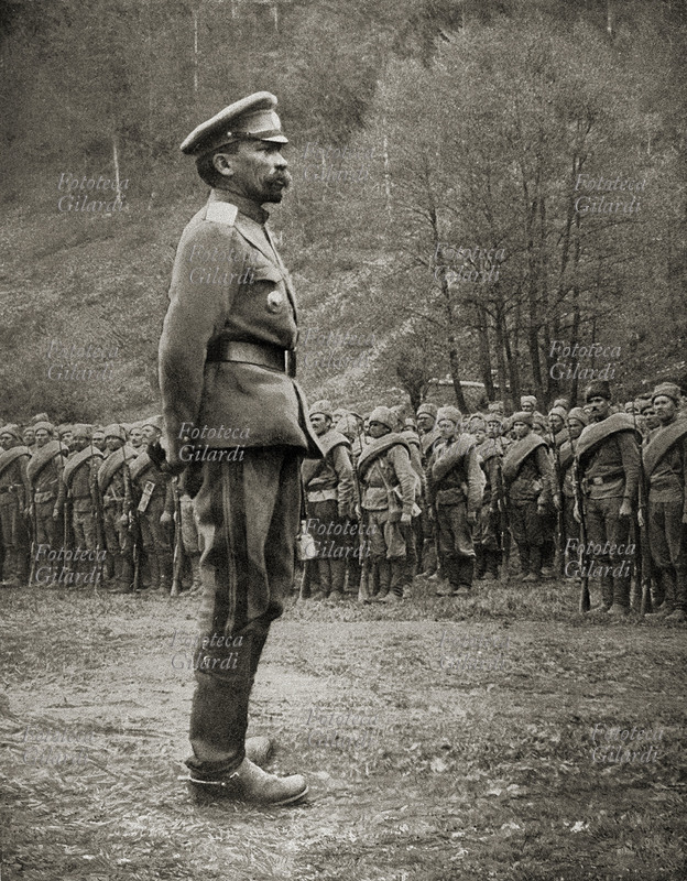 Lavr Georgievic KORNILOV (1870-1918) Il generale passa in rivista le sue truppe. Comandante supremo dell\