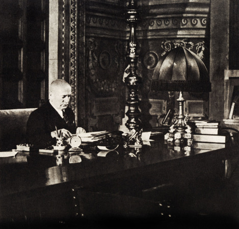 BENITO MUSSOLINI NEL SUO STUDIO PALAZZO VENEZIA