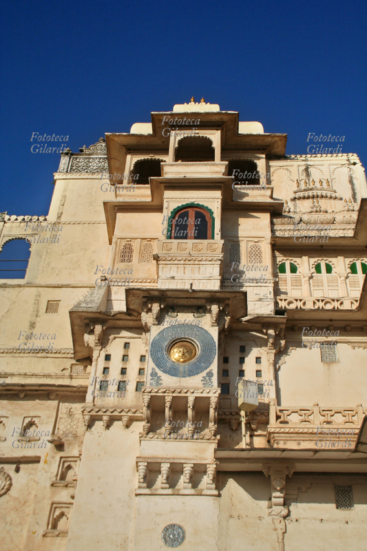 INDIA Udaipur, dettaglio con decorazione solare, del City Palace dal Diwan-am, cortile pubblico. È il palazzo più grande del Rajasthan e fu costruito in marmo e granito. Si divide in tre ali: nella prima (inaccessibile) vive l\