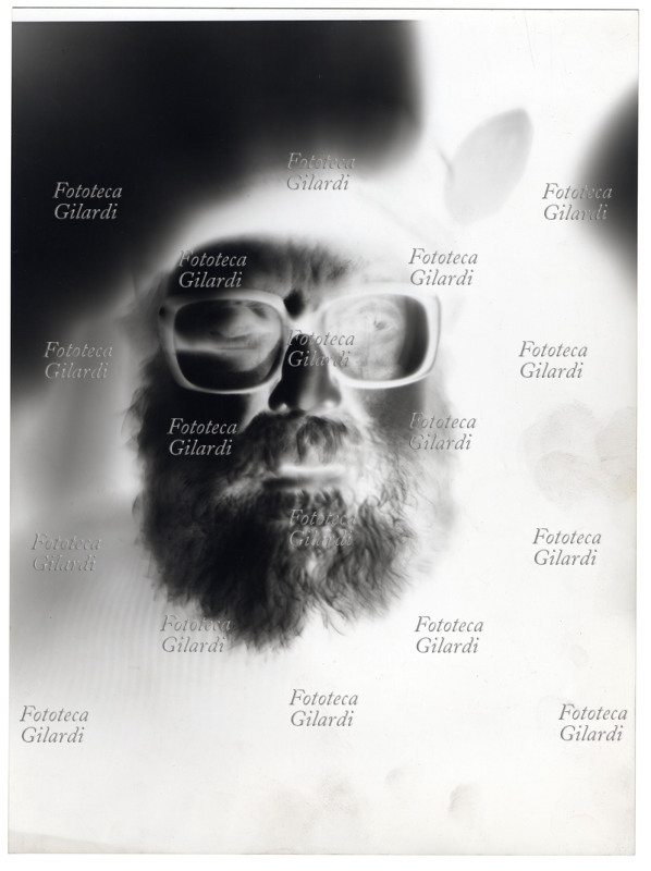 Ando GILARDI autoritratto in negativo eseguito con camera obscura a foro stenopeico caricata con un foglio di carta sensibile: la stessa carta che normalmente viene utilizzata con l\