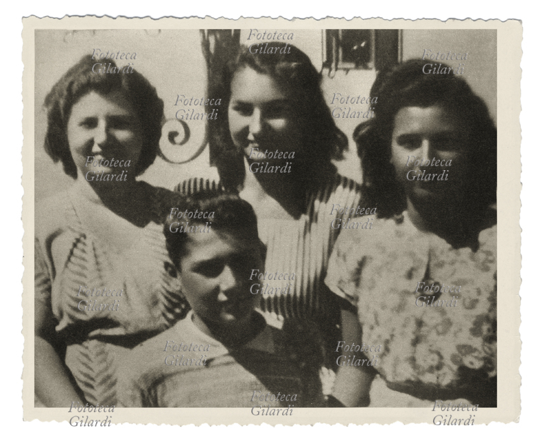 Wilma MONTESI (1932-1953) foto ricordo di famiglia, lei è sorridente al centro, dietro al fratello, tra la madre e la sorella Wanda. La ragazza ventunenne fu ritrovata morta l\