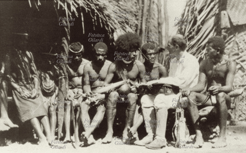 Bronislaw MALINOWSKI (7 aprile 1884 – 16 maggio 1942), antropologo e sociologo polacco naturalizzato britannico, si intrattiene alla pari con gli indigeni durante una delle sue ricerche sul campo nell\