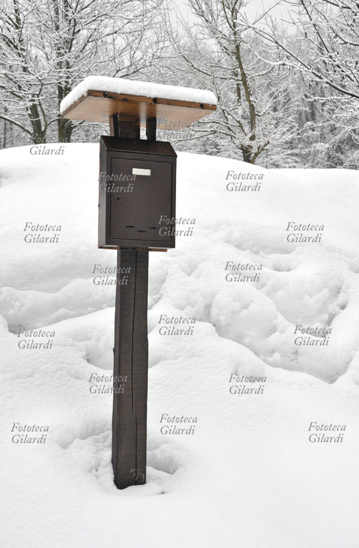 INVERNO sotto la neve - veduta con cassetta delle lettere Fotografia di Patrizia Piccini, Ponzone (AL) febbraio 2010