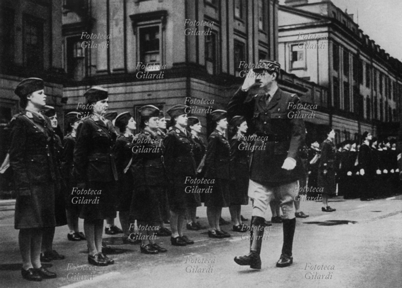 II GUERRA MONDIALE Le prime formazioni a Londra della "Francia Libera". Il Generale Charles De Gaulle (22 novembre 1890 – 9 novembre 1970), ideatore e capo dell\