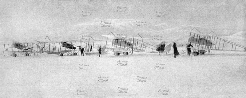 PRIMA GUERRA MONDIALE Serbia: squadriglia di aerei francesi sorpresi da una tempesta di neve, gennaio 1916