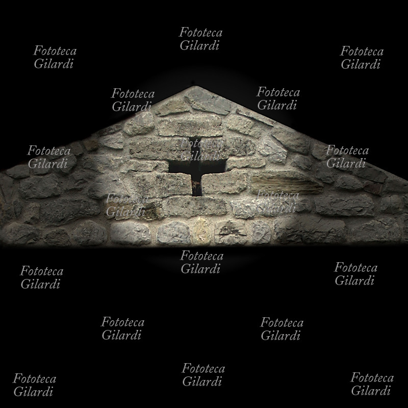 CROCE Elaborazione del timpano in pietra di una chiesa Templare. Chiesa di San Nicolò, romitorio dei cavalieri templari degli Alzeri. Piano d\