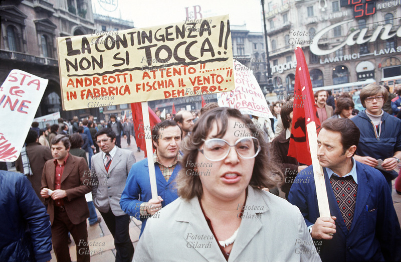STORIA DEL MOVIMENTO OPERAIO Manifestazione commemorativa dei lavoratori per il Primo Maggio. Fra i vari cartelli di protesta: \