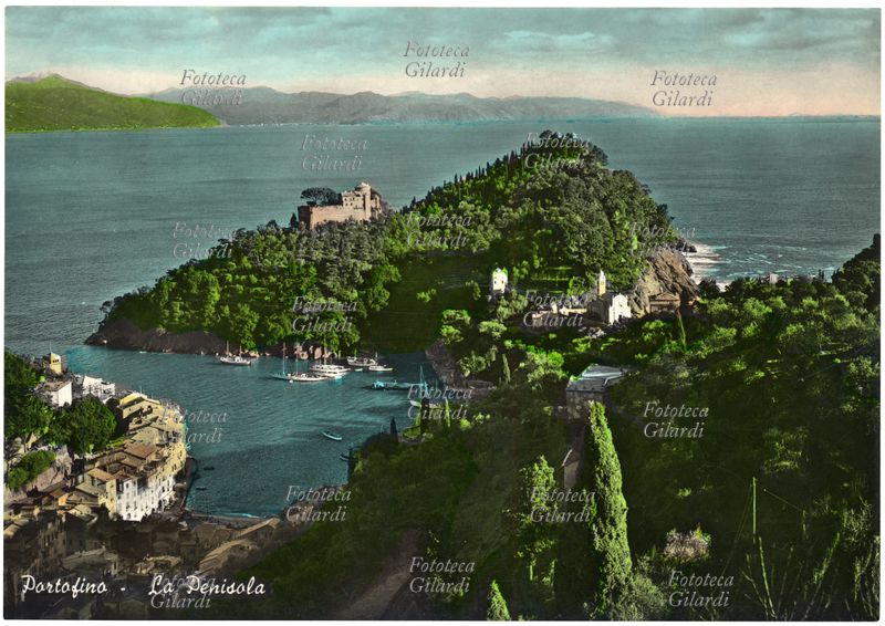 PORTOFINO la penisola con il Castello Brown, già Castello San Giorgio. Cartolina postale, fotografia colorata a mano, Italia circa 1957