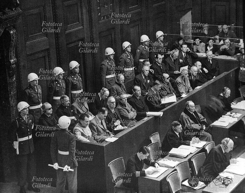 GERMANIA Primo Processo di Norimberga: il banco degli imputati al dibattimento dei venti principali superstiti capi nazisti, giudicati per crimini di guerra dal Tribunale militare internazionale (IMT). Palazzo di Giustizia a Norimberga, 1945/46.