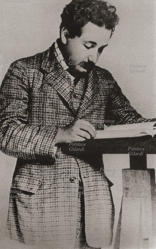 Albert EINSTEIN (1879-1955) in una foto del 1905, anno in cui rese pubblica la sua teoria della relatività. Naturalizzato prima svizzero poi statunitense, è considerato il maggiore tra i fisici contemporanei: determinante l\