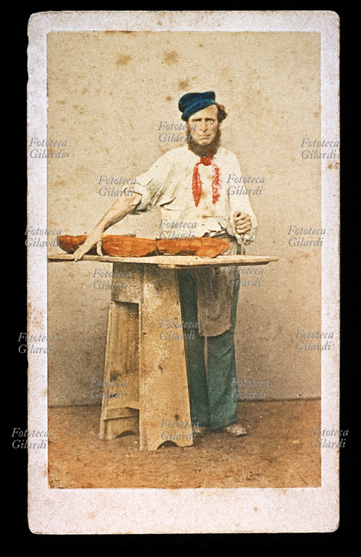 IL COCOMERARO figura da una rarissima serie di 8 fotografie carte-de-visite colorate a mano che, secondo la secolare tradizione iconografica, illustra gli \