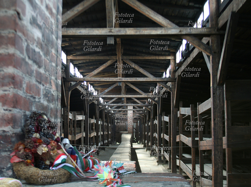 AUSCHWITZ II Birkenau . Dentro una delle baracche in legno, fiori e biglietti commemorativi. Le baracche in legno in origine erano stalle militari per 52 cavalli dove, poi modificate, per alloggiare fino a 1.000 internati adibiti al lavoro. Servizio fotografico di Raffaella Milandri, realizzato nel 2007