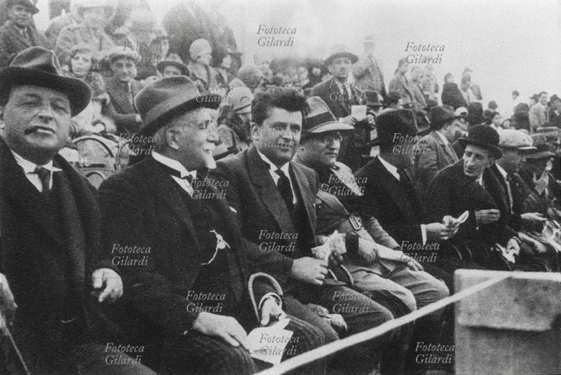 Leandro ARPINATI (29 febbraio 1892 – 22 aprile 1945), politico e squadrista italiano. Personaggio controverso, fu un capo storico del fascismo bolognese, poi avversario di Mussolini dal 1933, fucilato infine dai partigiani nell\