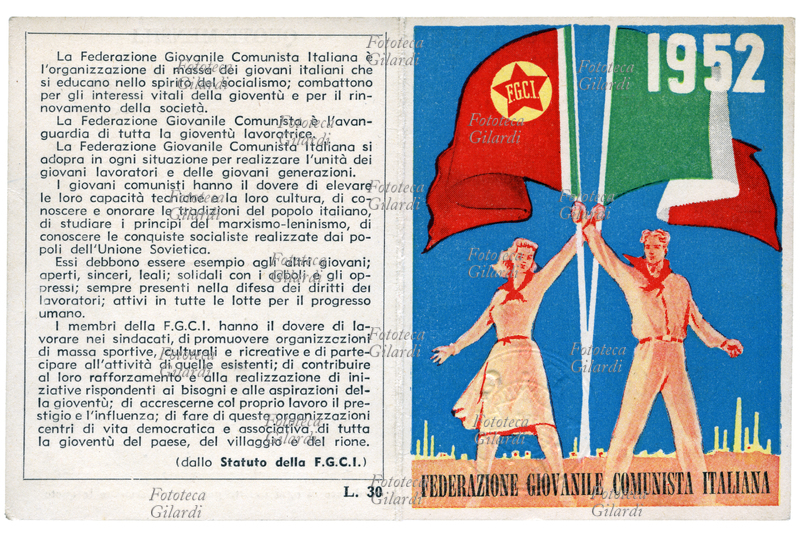 FGCI una giovane e un giovane reggono con fermezza e fiducia nel futuro la bandiera rossa della Federazione e il tricolore, sullo sfondo di uno skyline industriale; tessera che riporta in IV di copertina un estratto dello Statuto: \
