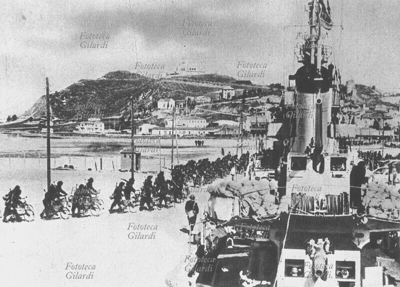 II G.M. ALBANIA i bersaglieri italiani sbarcano a Durazzo, fra di loro anche un battaglione ciclisti. Albania, 7 - 12 aprile 1939.