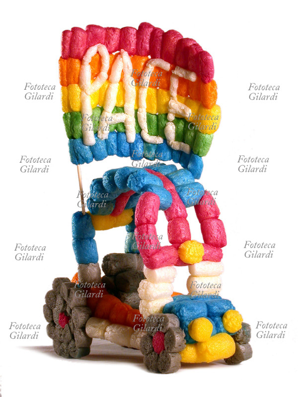 PACE automobile con bandiera della Pace, esempio di utilizzo di esempio di utilizzo di EcoloGioco® gioco creativo, plastica biodegradabile a base di amido di mais. Realizzazione di Franco Ferrario, fotografia di Elena Piccini.