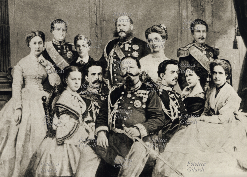 SAVOIA Gruppo familiare di Casa Savoia, ottenuto riunendo le foto dei singoli personaggi. In piedi da sin.: M. Vittoria, Principe Napoleone, anon., Duca di Genova, Margherita, Luigi di Portogallo. Seduti da sin.: Clotilde, Umberto, Vittorio Emanuele II, Amedeo, Elisabetta di Genova, Maria Pia di Portogallo. Italia, 1869