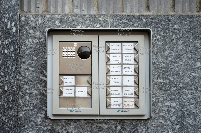 COMUNICAZIONI Videocitofono di condominio, pulsantiera esterna a 16 tasti con i nomi corrispondenti agli occupanti o il numero di interno delle unità abitative. Gli impianti elettronici di intercomunicazione, con la possibilità di apertura del portone a distanza, hanno sostituito per la vigilanza degli accessi negli stabili la figura dei portieri, che spesso è stata sostituita da un\