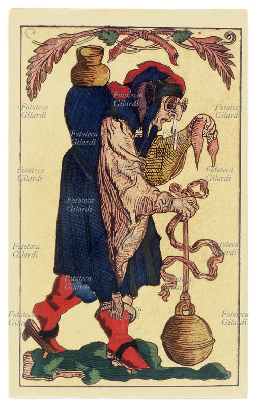 CARTE DA GIOCO fante inferiore di campanelli da un mazzo di edizione tedesca con illustrazioni comiche. Il fante è un buffone gobbo in atteggiamento scaramantico, con alcuni simboli portafortuna. Xilografia colorata a mano, Germania 1545