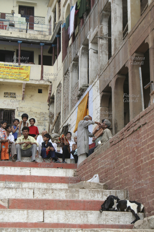 INDIA Lalita ghat: barbiere lungo le scalinate. Fotografia di Raffaella Milandri. India, Varanasi / Benares maggio 2007