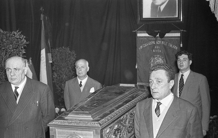FUNERAL OF GIUSEPPE DI VITTORIO THE FUNERAL CHAMBER IN THE CGIL