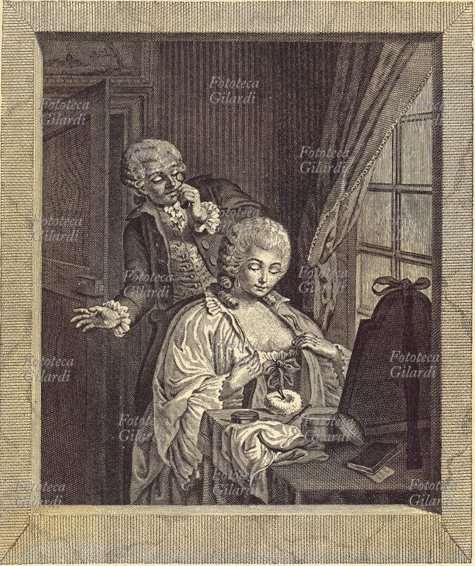 SEDUZIONE La dama si profuma e incipria alla toilette, un cavaliere (alle sue spalle) ammira di nascosto la bella scollatura riflessa nello specchio. Stampa galante francese del XVIII secolo