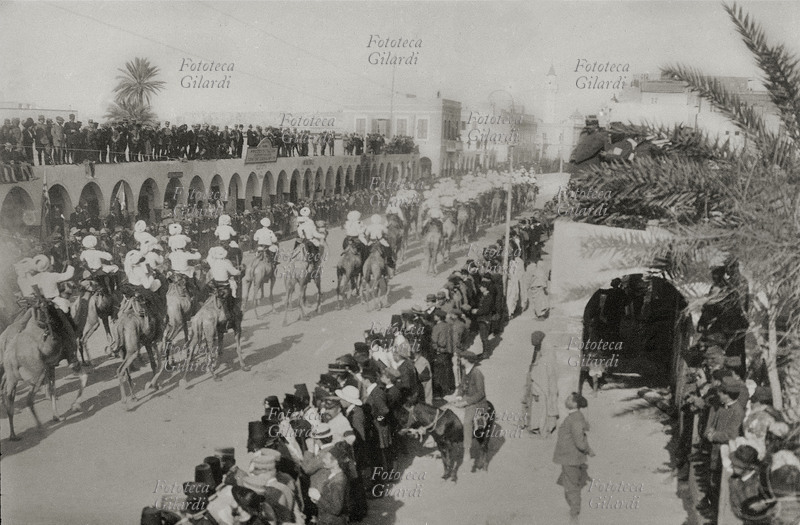GUERRA DI LIBIA Sfilata delle truppe cammellate italiane per la strada principale di Tripoli. Libia, 1911