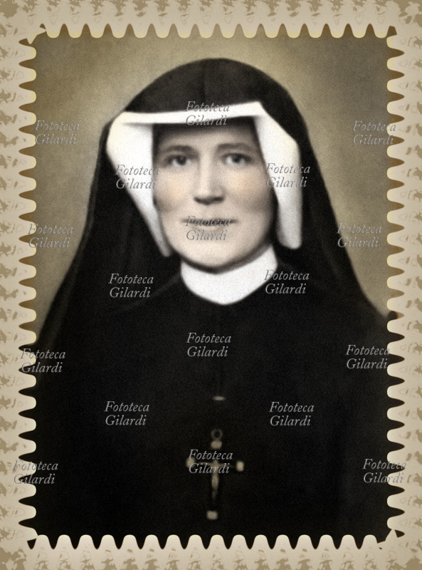 MARIA FAUSTINA KOWALSKA (1905-1938) nata a Glogowiec (Polonia), da una famiglia contadina, fu battezzata col nome di Elena. La sua vocazione religiosa si manifestò da piccola, questo le permise di vivere con particolare intensità il momento della prima comunione. A 16 anni lasciò la famiglia per lavorare come domestica. Elena avrebbe desiderato entrare in convento, ma la famiglia necessitava di aiuto e non glielo permise. Sollecitata in una visione dal Cristo Sofferente, il 1 agosto 1925, entrò nella Congregazione delle Suore della Beata Vergine Maria della Misericordia assumendo il nome di Suor Maria Faustina. Nella Congregazione visse 13 anni, soggiornando a Cracovia, Plock, e Vilnius. Svolgeva mansioni di cuoca, giardiniera e portinaia. Di carattere riservato, era sempre semplice, serena e piena di benevolenza e amore disinteressato per il prossimo, vivendo senza esteriorarla un\