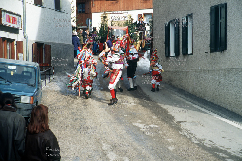 CARNEVALE in val di Fassa. Penia, corteo di maschere: il Bufòn, arriva in paese con i Laché. (disponibili numerose altre immagini dallo stesso evento) Fotografia Elena Piccini, Italia 1996.
