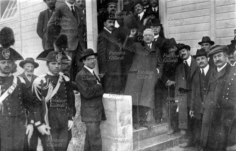 Vittorio Emanuele ORLANDO (1860-1952) ad Avezzano, dopo il terremoto, inaugura il padiglione destinato al tribunale. Avezzano (L\