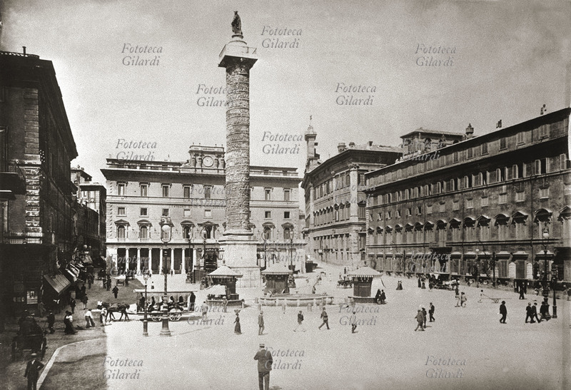 ROMA Veduta fotografica di Piazza Colonna con gli omnibus a cavalli. Tra i palazzi che si affacciano alla piazza, al centro Palazzo di Montecitorio. Roma 1900
