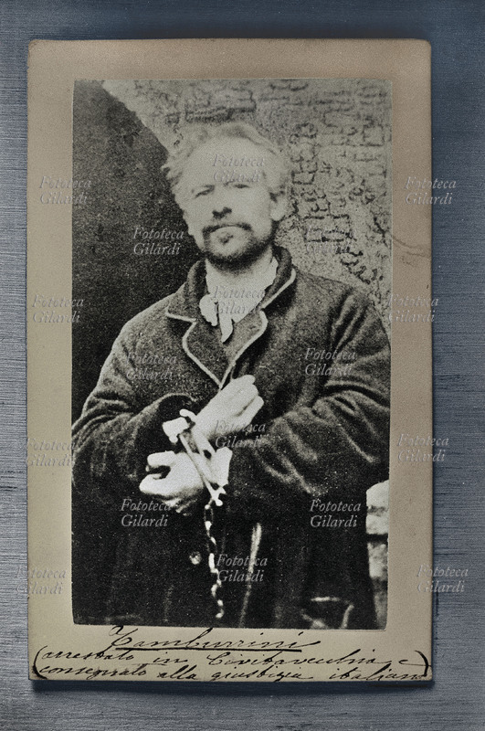 BRIGANTAGGIO Foto del brigante Nunzio Tamburrini in manette, arrestato a Civitavecchia e consegnato alla giustizia italiana. Italia 1860