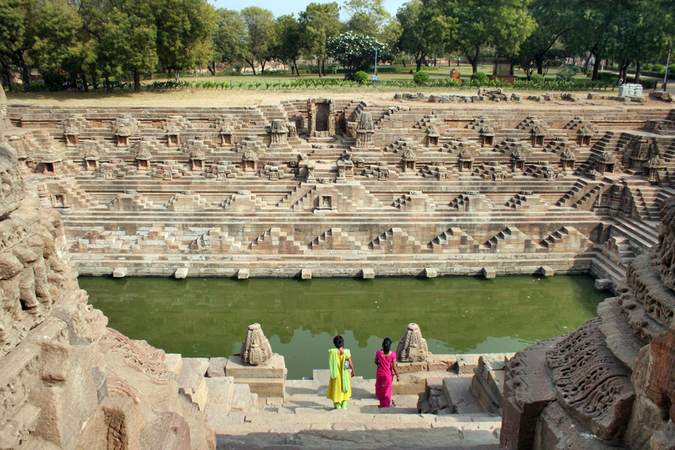 INDIA MODHERA DONNE AL POZZO DEL TEMPIO DEL SOLE INDIA MODHERA DONNE AL POZZO DEL TEMPIO DEL SOLE
