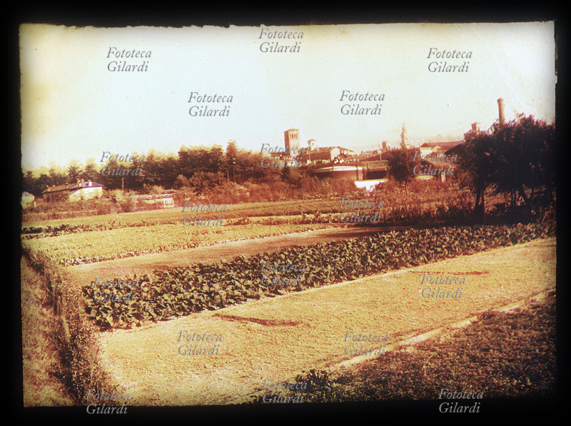 STORIA DELLA FOTOGRAFIA Veduta della campagna nei pressi di Casale Monferrato di Francesco Negri. Primi esperimenti sulla fotografia a colori, con il metodo della sintesi additiva. Eliografia a colori indiretti, eliocromia su gelatina bicromata e pimgento al carbone (rosso/blu/giallo) filtri verde/arancio/violetto. Francesco Negri, di Casale Monferrato, fu un grande ricercatore di tecniche fotografiche. Fotografia a colori, 1880 circa